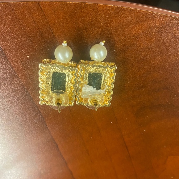 Beautiful Indian green stone earrings with cubic Zirconia and pearl. - Picture 2 of 3